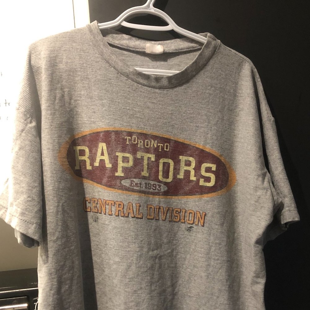 Vintage Toronto Raptors Central Division T-Shirt in Grey (Large)